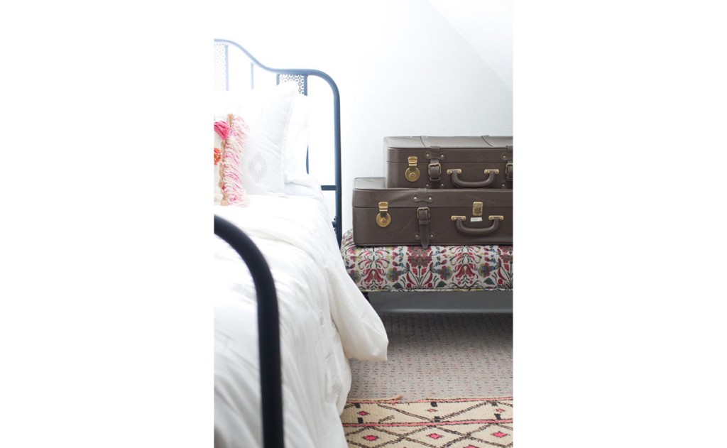 Viabella patterned bench as luggage rack next to bed