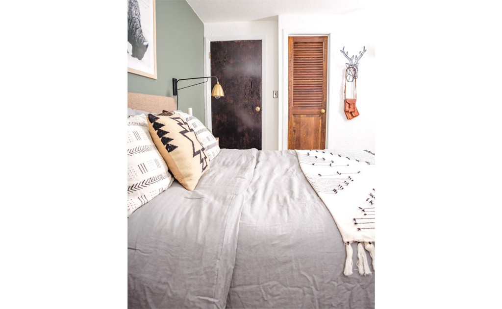 Blanket at the foot of bed with Shoal Creek Headboard